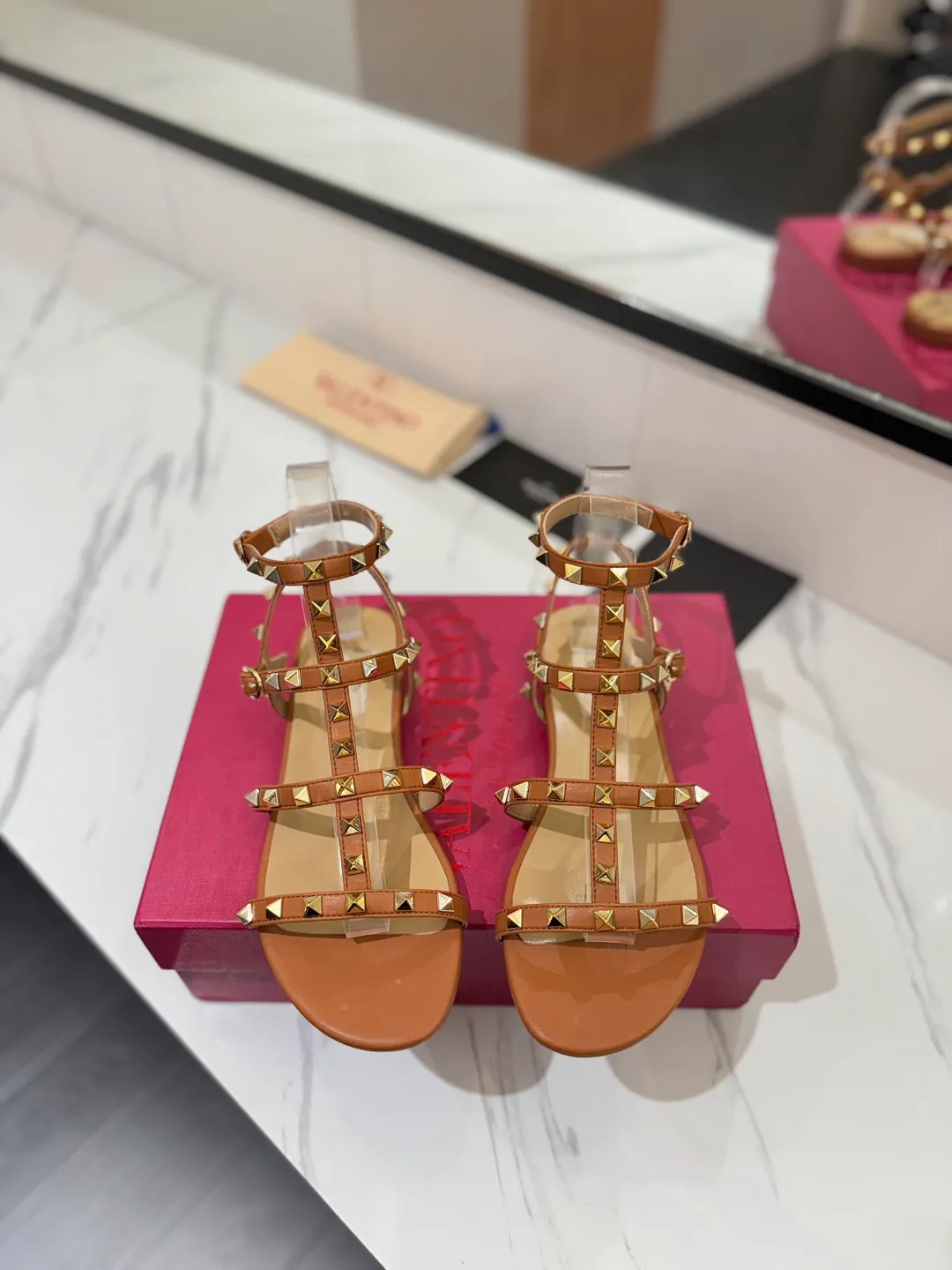 👟👟Ex-factory price 520👟👟 Valentino/Valentino rivet VT classic ankle-wrap rivet sandals, timeless 🆕 deeply rooted in people's hearts❤️A must-have item that never goes out of style🫰top replica! The side curves are perfect, the original molded custom-made rust-free rivets, and the textured hardware bring out a full sense of high-end, giving you a genuine foot feel! The first choice for high-end customers❤️ [Material] Upper: Original imported customized cowhide Inner lining: Original imported goatskin Outsole: Imported pearlescent leather outsole Code number: 35-39 [34, 40, 41, 42 are custom-made and cannot be returned or exchanged]